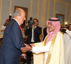 Su Majestad el Rey recibe el saludo de Su Alteza Real el Príncipe Muqrin Bin Abdulaziz Al Saud, vice heredero al Reino de Arabia Saudí