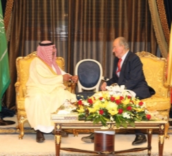 Don Juan Carlos y el Príncipe Muprin Bin Abdulaziz Al Saud durante el encuentro mantenido en el Palacio Real Rey Faisal