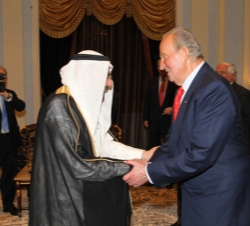 Su Majestad el Rey es saludado por el Secretario General de la Organización para la Cooperación Islámica (OCI), Lyad Bin Amin Madani