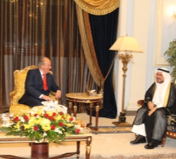 Don Juan Carlos y el Secretario General de la Organización para la Cooperación Islámica (OCI), Lyad Bin Amin Madani, durante la reunión que han manten