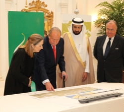 Don Juan Carlos recibe explicaciones sobre el proyecto del Tren de Alta Velocidad Meca-Medina