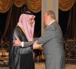 Su Majestad el Rey recibe el saludo del Ministro de Asuntos Exteriores de Arabia Saudí durante la audiencia que han mantenido