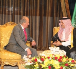 Don Juan Carlos conversa con el Ministro de Asuntos Exteriores de Arabia Saudí durante la audiencia que mantuvieron