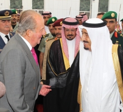 Don Juan Carlos es despedido en el aeropuerto internacional Rey Abdulaziz por el Príncipe Heredero de Arabia Saudí, Salman Bin Abdulaziz Al Saud
