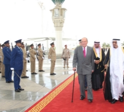 Don Juan Carlos acompañado por Su Alteza Real el Príncipe Salman Bin Abdulaziz Al Saud antes de partir para España