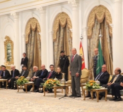 Don Juan Carlos dirige unas palabras durante el encuentro con los representantes de las empresas españolas que residen en Arabia Saudí
