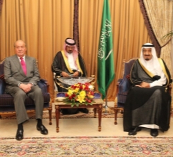 Don Juan Carlos y el Principe Heredero de Arabia Saudí, Salman Bin Abdulaziz Al Saud, durante el encuentro que han mantenido antes de partir para Espa