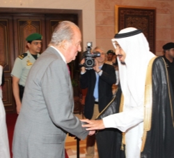 Su Majestad el Rey recibe el saludo del Príncipe Heredero Salman Bin Abdulaziz Al Saud antes del encuentro que han mantenido