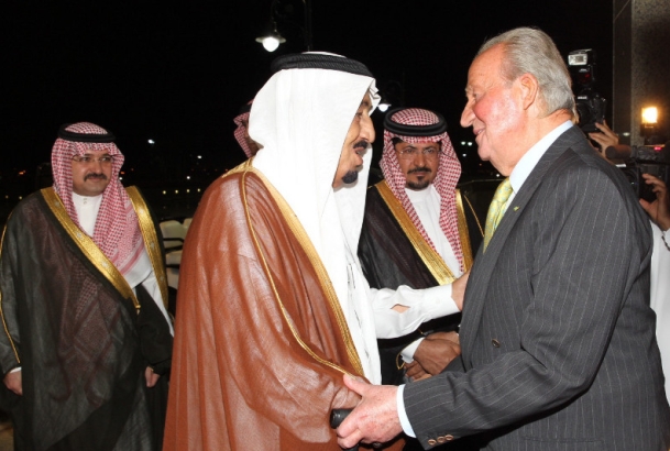 Don Juan Carlos es recibido a su llegada a Jeddah por Su Alteza Real el Príncipe Heredero de Arabia Saudí Salman Bin Abdulaziz Al Saud