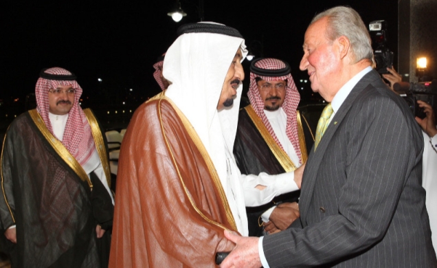 Don Juan Carlos es recibido a su llegada a Jeddah por Su Alteza Real el Príncipe Heredero de Arabia Saudí Salman Bin Abdulaziz Al Saud