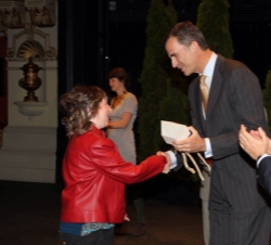 Don Felipe entrega el premio a Zaoiartze Barquin, usuaria de Lantegi Batuak