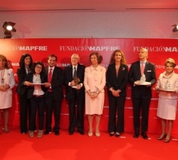 La Reina, la Infanta Doña Elena y las personalidades asistentes, con los premiados.
