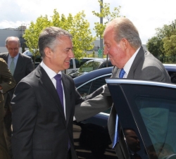 El lehendakari del Gobierno Vasco recibe a Su Majestad el Rey a su llegada.
