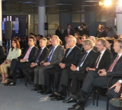 Don Juan Carlos y el resto de asistentes, durante la proyección de un vídeo informativo sobre la producción del nuevo Clase V.