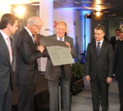 Su Majestad el Rey descubre una placa conmemorativa en presencia del presidente de Daimler, el lehendakari del Gobierno Vasco, el ministro de Industri