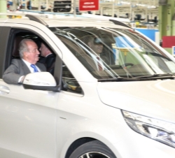 Don Juan Carlos, en uno de los nuevos Mercedes-Benz Clase V.