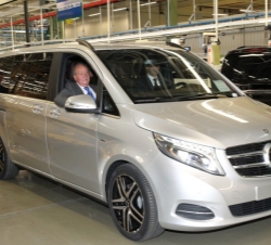 Don Juan Carlos, en uno de los nuevos Mercedes-Benz Clase V.