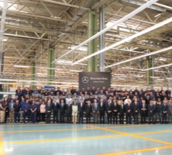 Su Majestad el Rey y el resto de personalidades asistentes, con los trabajadores y directivos de la planta vitoriana de Mercedes-Benz.