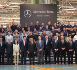 Su Majestad el Rey y el resto de personalidades asistentes, con los trabajadores y directivos de la planta vitoriana de Mercedes-Benz.