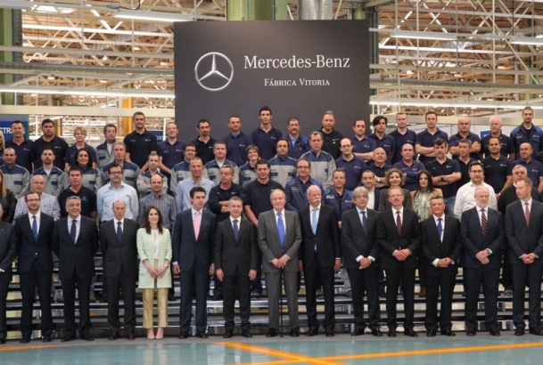 Su Majestad el Rey y el resto de personalidades asistentes, con los trabajadores y directivos de la planta vitoriana de Mercedes-Benz.