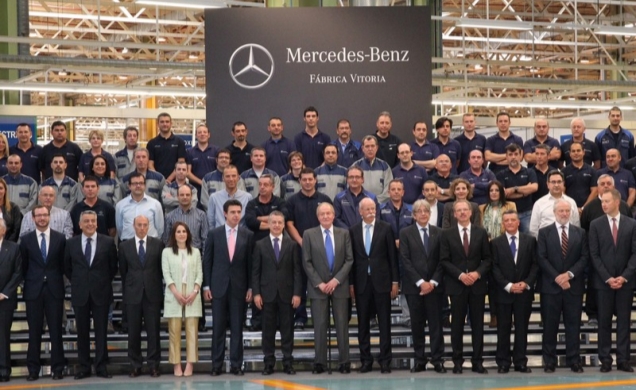 Su Majestad el Rey y el resto de personalidades asistentes, con los trabajadores y directivos de la planta vitoriana de Mercedes-Benz.