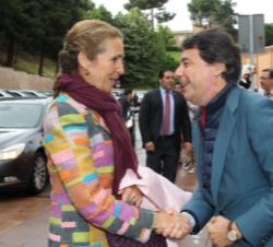 La Infanta Doña Elena a su llegada, recibida por el presidente de la Comunidad de Madrid, Ignacio González