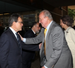Su Majestad el Rey, a su llegada al Auditorio de Barcelona, recibe el saludo del presidente de la Generalitat de Cataluña, Artur Mas.