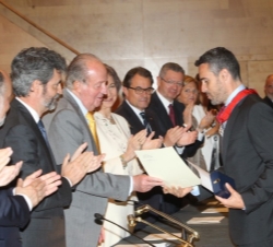 Su Majestad el Rey entrega el despacho al número uno de la 64ª Promoción, David Pérez García-Patrón.