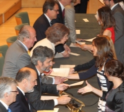 Las autoridades asistentes entregan los Reales Despachos a los miembros de la 64ª Promoción de la Carrera Judicial.