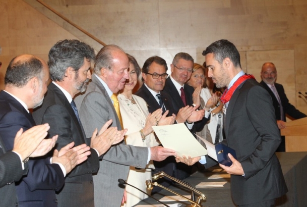Su Majestad el Rey entrega el despacho al número uno de la 64ª Promoción, David Pérez García-Patrón.