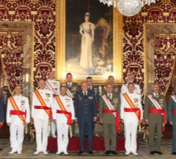 Don Juan Carlos acompañado por el grupo de generales de división y vicealmirantes 