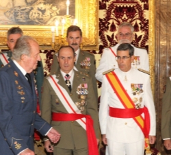 Su Majestad el Rey con los generales de división y vicealmirantes