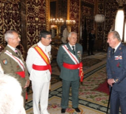 Don Juan Carlos conversa con los generales de división y vicealmirantes