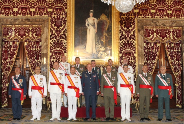 Don Juan Carlos acompañado por el grupo de generales de división y vicealmirantes 