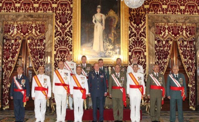 Don Juan Carlos acompañado por el grupo de generales de división y vicealmirantes 
