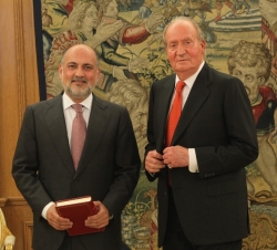 Su Majestad el Rey junto al presidente del Tribunal Constitucional, Francisco Pérez de los Cobos