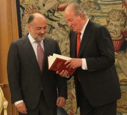 Don Juan Carlos recibe la Memoria Anual del Tribunal Constitucional de manos de su presidente, Francisco Pérez de los Cobos