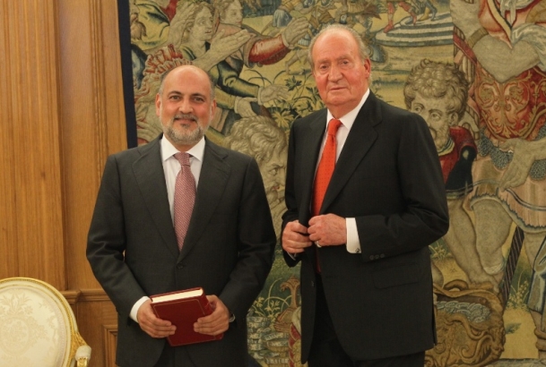 Su Majestad el Rey junto al presidente del Tribunal Constitucional, Francisco Pérez de los Cobos