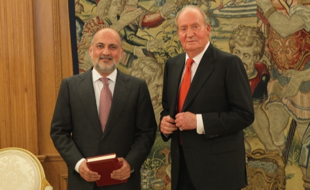 Su Majestad el Rey junto al presidente del Tribunal Constitucional, Francisco Pérez de los Cobos