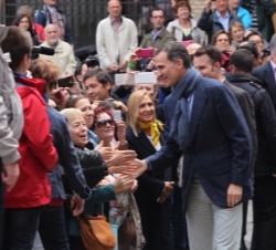 Don Felipe saluda a las personas que estaban en las inmediaciones del museo de Santa Cruz de Toledo