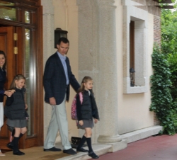 Sus Altezas Reales los Príncipes de Asturias acompañan a sus hijas las Infantas Leonor y Sofía al colegio