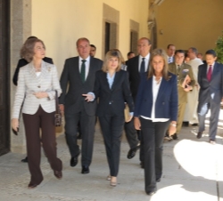 Su Majestad la Reina acompañada por el presidente de la Junta de Extremadura, José Antonio Monago; la ministra de Sanidad, Servicios Sociales e Iguald
