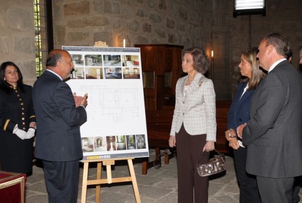 Doña Sofía atiende a una breve explicación sobre las obras de eliminación de barreras arquitectónicas del Monasterio de San Jerónimo de Yuste, a cargo