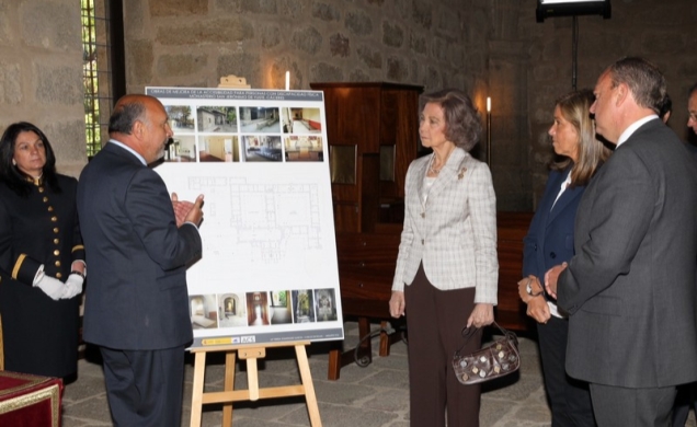 Doña Sofía atiende a una breve explicación sobre las obras de eliminación de barreras arquitectónicas del Monasterio de San Jerónimo de Yuste, a cargo