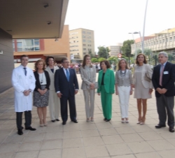 Doña Letizia acompañada por las autoridades que la recibieron a su llegada al Instituto de Biomedicina de Sevilla