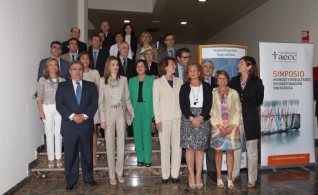 Su Alteza Real la Princesa de Asturias acompañada por los ponentes y las autoridades presentes en el acto