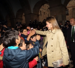 La Princesa saluda a un grupo de escolares a su llegada al Monasterio de Yuso