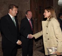 La Princesa de Asturias, a su llegada, recibe el saludo del director de la Real Academia de la Lengua y presidente de Fundéu BBVA, José Manuel Blecua,