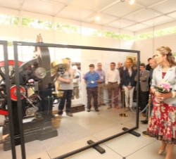 Doña Elena observa una antigua máquina de acuñar monedas en el stand de la Real Casa de la Moneda