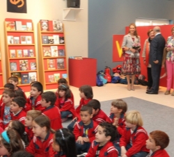 Doña Elena durante su visita por el pabellón infantil